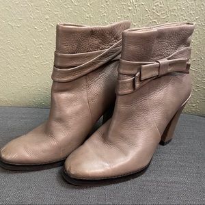 Kate Spade Sz 8 Grey Beige Mannie Bow Ankle Bootie